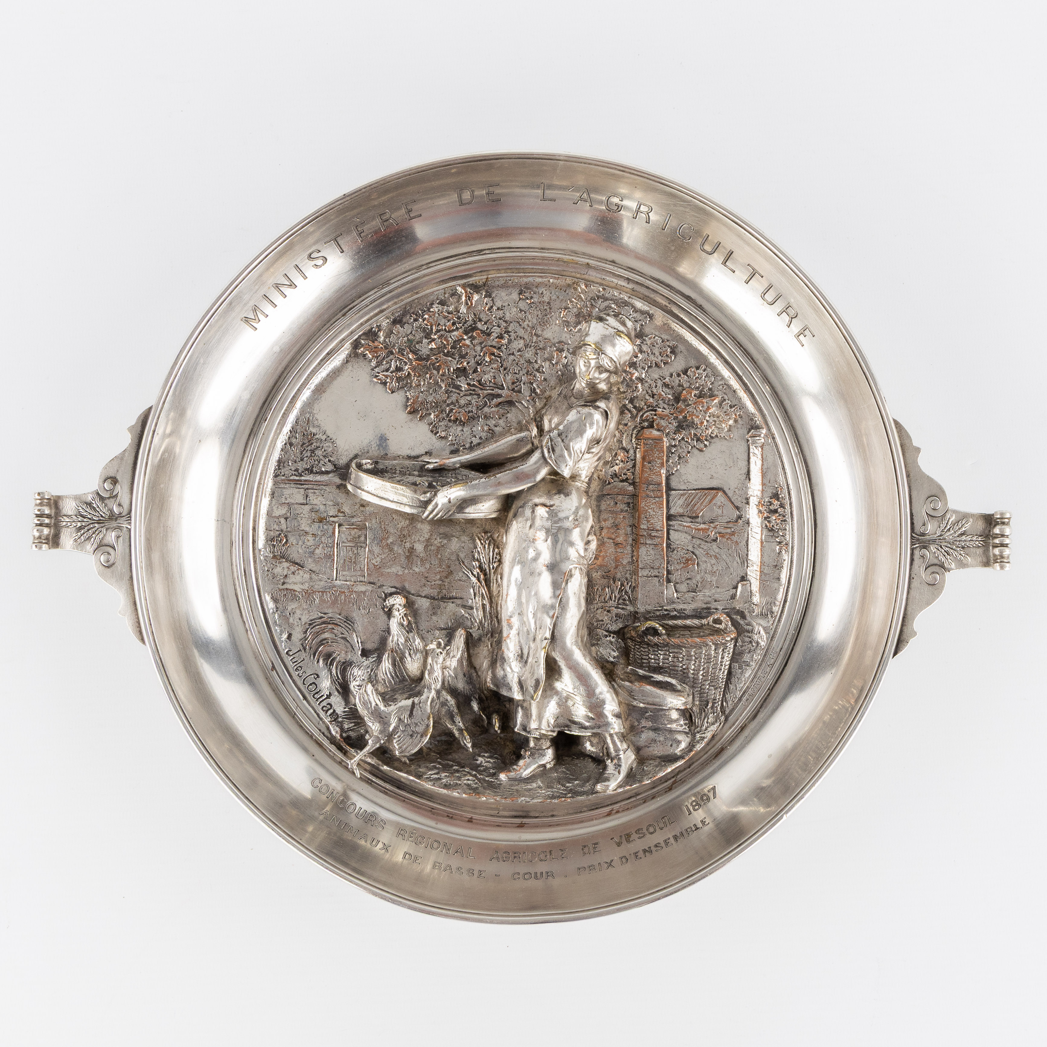 Jules Coutan (1848-1939) 'Animaux de Basse-Cour', een trofee voor Christofle & Cie, verzilverd brons (1897). (L:39 x W:5 x H:31 cm)